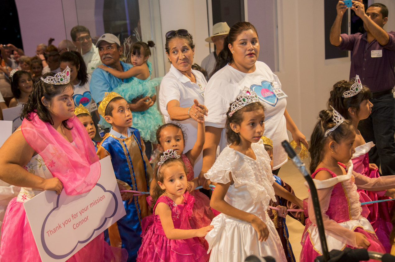 Children and families supported by Pasitos de Luz visited the CASA Connor center for the very first time.